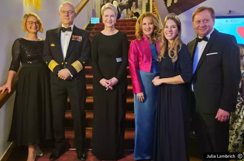Weinprinzessin Julia Lambrich bei der Marine